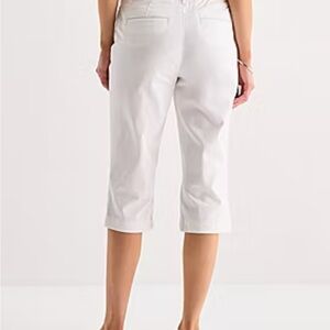 NWT - St. John's Bay Women's Slimming White Capris - Size 12